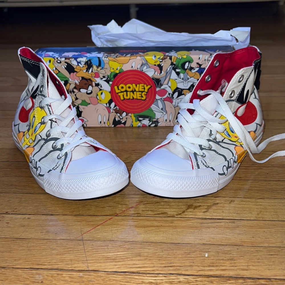 Brand new Converse Looney Tunes sneakers. Size 4.5 Unisex (4.5 men, 6.5 women)